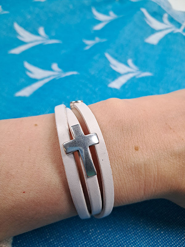 Kieputettava nahkaranneke, risti