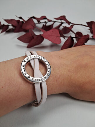 UNELMOI. USKO. TAISTELE. USKALLA. Nahkaranneke, valkoinen.